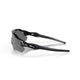 Et par Oakley Radar EV Path unisex polariserede solbriller i Black-Prizm Black med kantet stel og mørke glas, vist fra en sidevinkel mod en almindelig lys baggrund.