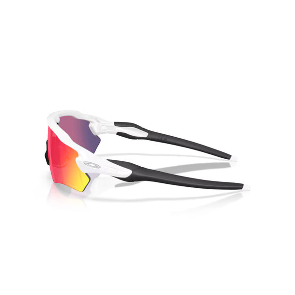 Et par Oakley Radar EV S Path unisex cykelsolbriller i Matte White med Prizm Road rød-orange spejlglas, vist på en hvid baggrund.