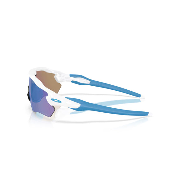 Oakley Radar Ev S Path Unisex-solbriller i poleret hvid med Prizm Sapphire-glas vises på en almindelig hvid baggrund fra en sidevinkel - perfekt til cykelpræstationer og stil.