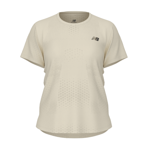 New Balance Rc Adapt T-shirt til kvinder i farven Angora er en beige kortærmet sports-T-shirt med et diskret mønster og rund halsudskæring, med det sorte New Balance-logo på venstre bryst. Denne løbetrøje er designet som ultralet løbetøj til kvinder og er udstyret med avanceret NB ICEx-teknologi, der holder dig kølig og komfortabel under hver eneste løbetur. Trøjen vises på en ensfarvet hvid baggrund.