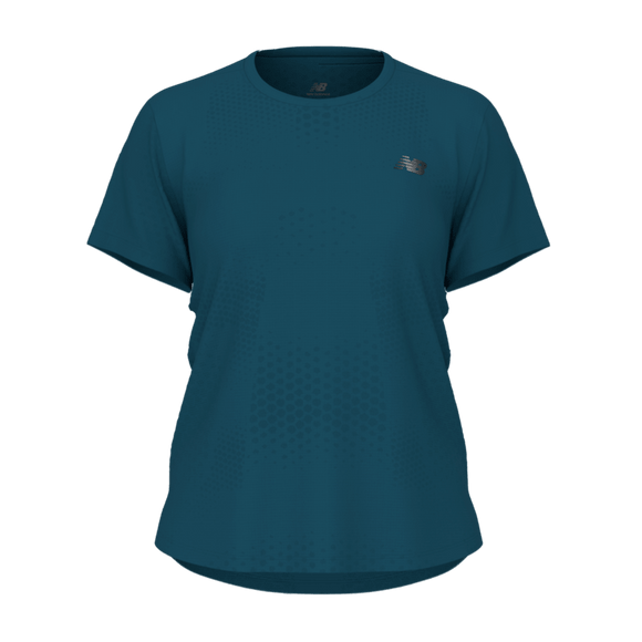 En blågrøn New Balance Rc Adapt T-shirt med korte ærmer til kvinder i farven Streamsong vises på en hvid baggrund. Denne sports-T-shirt har et diskret mønster med et lille, metallisk logo på venstre bryst. Den ultralette løbetrøje er udstyret med NB ICEx-teknologi, der sikrer optimal åndbarhed og komfort, og har en rund halsudskæring.