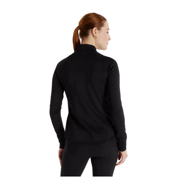 En person med rødt hår i hestehale ses set bagfra, iført en sort jakke med lange ærmer og sorte bukser på en hvid baggrund, hvilket perfekt fremhæver den elegante stil i New Balance Rc Essential Heat Grid 1/2 Zip til kvinder.