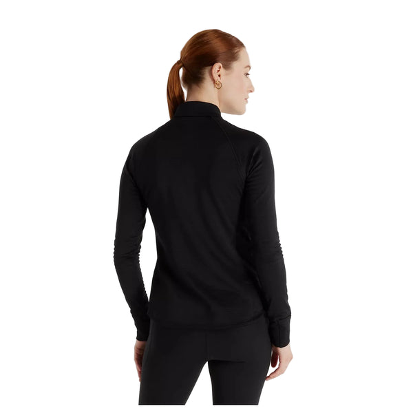 En person med rødt hår i hestehale ses set bagfra, iført en sort jakke med lange ærmer og sorte bukser på en hvid baggrund, hvilket perfekt fremhæver den elegante stil i New Balance Rc Essential Heat Grid 1/2 Zip til kvinder.