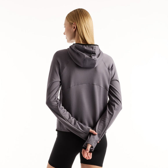 Grå New Balance RC Essential Heat Grid-hoodie, Neptune Grey, med tommelfingerhuller, båret sammen med sorte shorts.