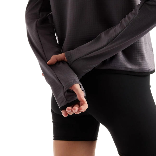 En grå New Balance Rc Essential Heat Grid-hoodie med tommelfingerhuller, kombineret med sorte shorts.