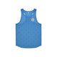 Saysky Reactive Flow Singlet, Herre, Blue Aop er en ultralet, blå sports-tanktop med racerback-design og et diskret geometrisk mønster. Den er forsynet med et lille mærke med stjerne-logoet og tekst øverst på brystet og sikrer optimal svedtransport, så du forbliver kølig og tør under intense træningspas. Singletten vises liggende fladt på en hvid baggrund.