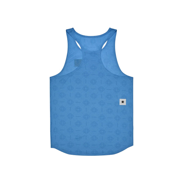 Saysky Reactive Flow Singlet, Herre, Blue Aop vises lagt fladt ud, så man fra bagsiden kan se dens racerback-design. Denne ultralette, blå sports-tanktop har diskrete mønstre og et lille hvidt, rektangulært mærke med en stjerne nederst til højre og sikrer optimal svedtransporterende ydeevne til intense træningspas.