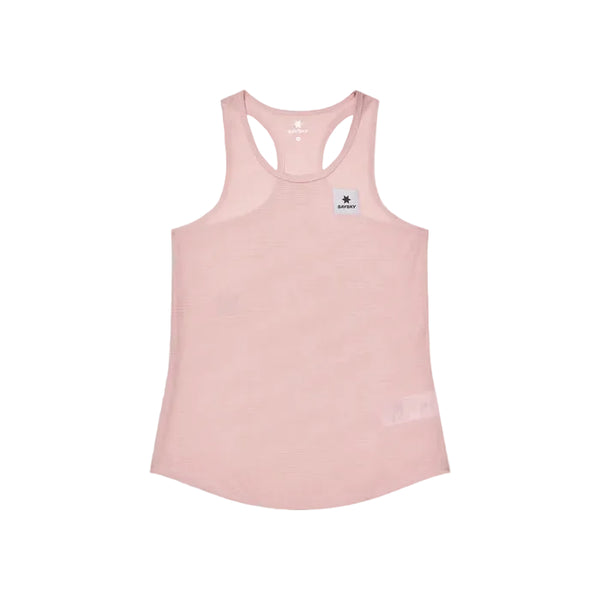 Saysky Reactive Flow Singlet, Dame, Pink Logo er en ærmeløs lyserød løbetop med racerback, buet kant og en hvid logopatch på brystet - en ideel løbetøj til løbsdagen. Vist på en hvid baggrund.