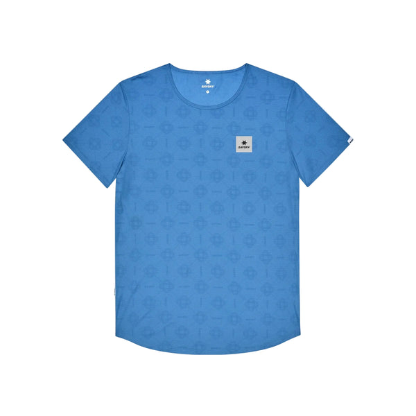 Saysky Reactive Flow T-shirt, herre, blå Aop har et diskret geometrisk mønster og et lille rektangulært logo-mærke på venstre bryst. Denne åndbare løbetrøje er afbildet fladt på en hvid baggrund og byder på både komfort og stil til aktive dage.