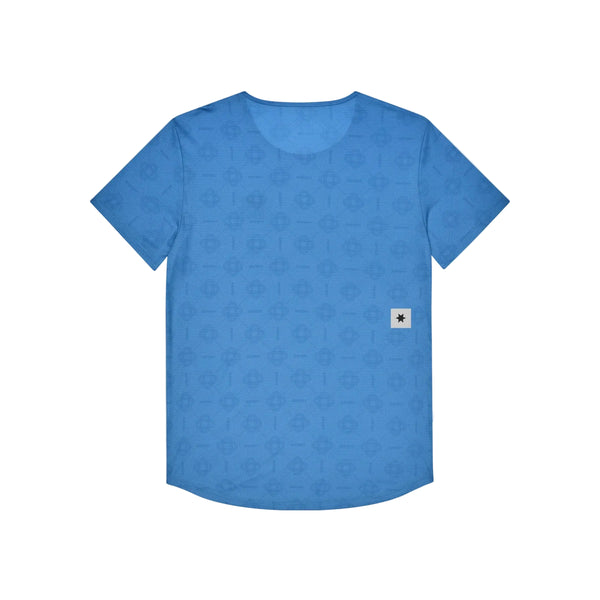 Vi præsenterer Saysky Reactive Flow T-shirt, Herre, Blue Aop – en åndbar, blå kortærmet løbetrøje til mænd med et diskret geometrisk mønster over hele trøjen. Denne løbetrøje har en rund halsudskæring og er forsynet med et karakteristisk lille, rektangulært hvidt Saysky-mærke med en sort stjerne nederst til venstre. Med sin enkle hvide baggrund er den det perfekte valg til aktiv komfort og moderne stil.