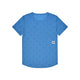 Vi præsenterer Saysky Reactive Flow T-shirt, Herre, Blue Aop – en åndbar, blå kortærmet løbetrøje til mænd med et diskret geometrisk mønster over hele trøjen. Denne løbetrøje har en rund halsudskæring og er forsynet med et karakteristisk lille, rektangulært hvidt Saysky-mærke med en sort stjerne nederst til venstre. Med sin enkle hvide baggrund er den det perfekte valg til aktiv komfort og moderne stil.