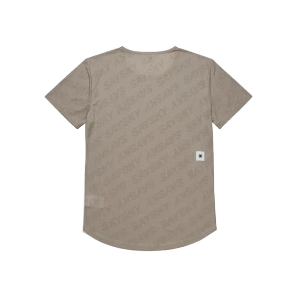Saysky Reactive Flow T-shirt, Herre, Dark Beige Logo, ligger fladt og viser ryggen med subtil gentagen tekst og en lille hvid lap nær kanten - ideel som en svedtransporterende løbe t-shirt til herre.