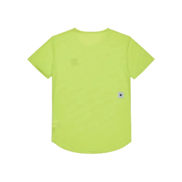 En Saysky Reactive Flow T-shirt, Herre, Yellow Logo er vist liggende med ryggen opad og har et lille rektangulært mærke med et stjernelogo nær den nederste højre kant.