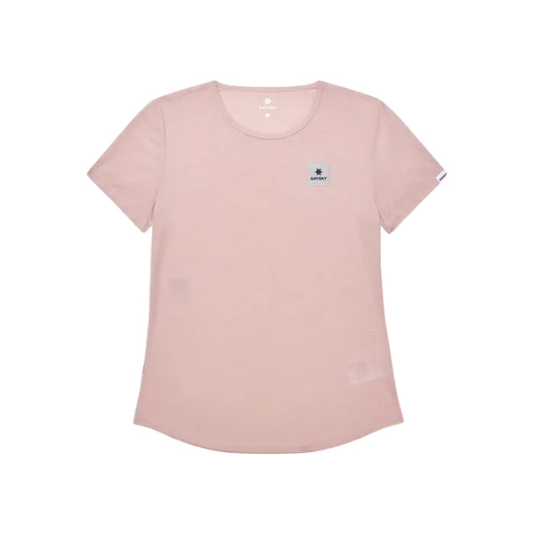 Saysky Reactive Flow T-Shirt (Dame, Pink Logo) er en lyserød, kortærmet træningstop med et lille rektangulært logo på venstre bryst, vist fladt på en hvid baggrund.