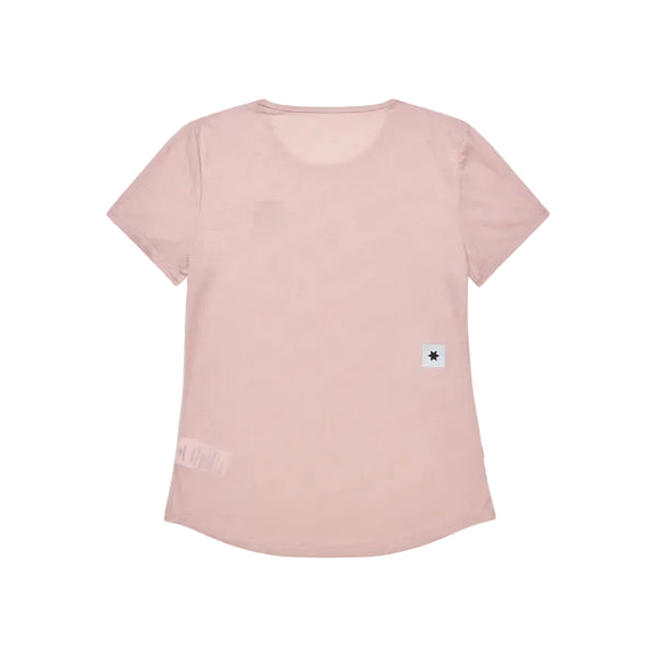 En Saysky Reactive Flow T-Shirt, Dame, Pink Logo, er vist fladt med ryggen opad. En lille hvid patch med en sort stjerne sidder nær det nederste højre hjørne og tilføjer detaljer til denne åndbare træningstrøje.