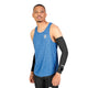En mand iført en Saysky Reactive Flow Singlet, Herre, Blue Aop, samt sorte kompressionsærmer og sorte leggings, står med ansigtet vendt fremad foran en ensfarvet hvid baggrund. Den lette singlet er designet til optimal svedtransport, så han holder sig kølig og komfortabel under intens aktivitet.
