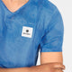 En person har en Saysky Reactive Flow T-shirt, Herre, Blue Aop på – en kortærmet, åndbar T-shirt med et gentagende mønster og et markant SAYSKY-logo på brystet. Armen er bøjet, og der ses vanddråber både på huden og på T-shirten, hvilket understreger den behagelige pasform, der gør denne T-shirt ideel til enhver intens træning.