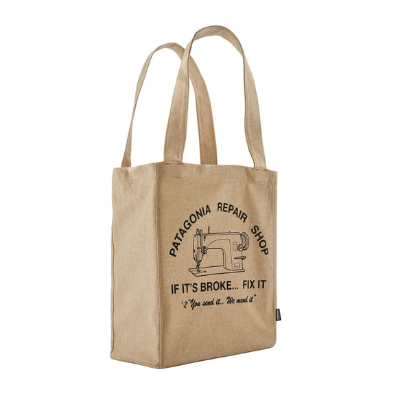Patagonia Recycled Market Tote, Unisex, Repair Shop: Classic Tan har to håndtag, en symaskine-grafik og "Patagonia Repair Shop. Hvis det er i stykker ... så reparer det." Fremstillet af genbrugsmaterialer for en bæredygtig stil.