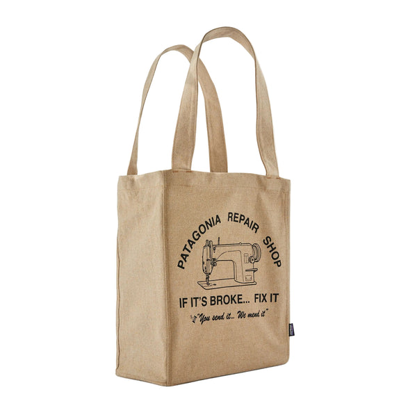 Patagonia Recycled Market Tote, Unisex, Repair Shop: Classic Tan har to håndtag, en symaskine-grafik og "Patagonia Repair Shop. Hvis det er i stykker ... så reparer det." Fremstillet af genbrugsmaterialer for en bæredygtig stil.