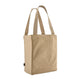 Patagonia Recycled Market Tote, Unisex, Repair Shop: Classic Tan står oprejst mod en hvid baggrund. Denne rektangulære beige taske er fremstillet af robuste genbrugsmaterialer, har to lange håndtag og viser Patagonias engagement i bæredygtighed.