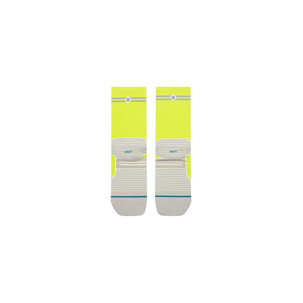 Et par neongule Stance Reflector Light Crew, Unisex, Volt løbestrømper med grå vandrette striber på hælen og tåen samt et reflekterende bånd øverst.