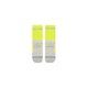 Et par neongule Stance Reflector Light Crew, Unisex, Volt løbestrømper med grå vandrette striber på hælen og tåen samt et reflekterende bånd øverst.