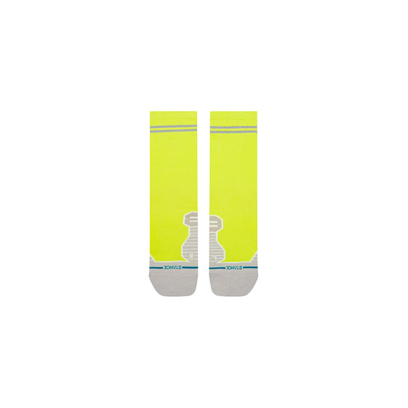 Et par neongule Stance Reflector Light Crew unisex-sokker med grå detaljer ved hæl og tå samt reflekterende detaljer.