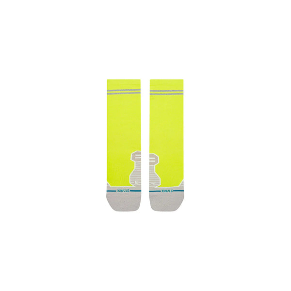 Et par neongule Stance Reflector Light Crew unisex-sokker med grå detaljer ved hæl og tå samt reflekterende detaljer.