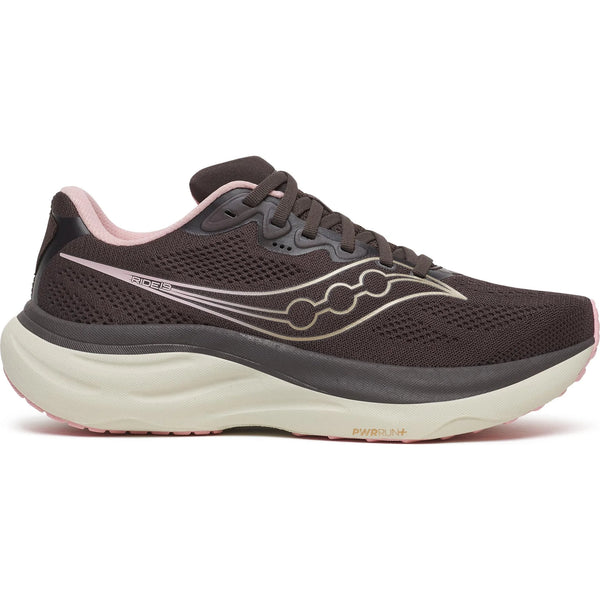 Et billede set fra siden af Saucony Ride 19 Dame i farven Torte/Eggshell, med en mørkebrun overdel, en tyk, lysbeige sål, lyserøde detaljer og et bølget logo – en ideel, neutral allround-løbesko.