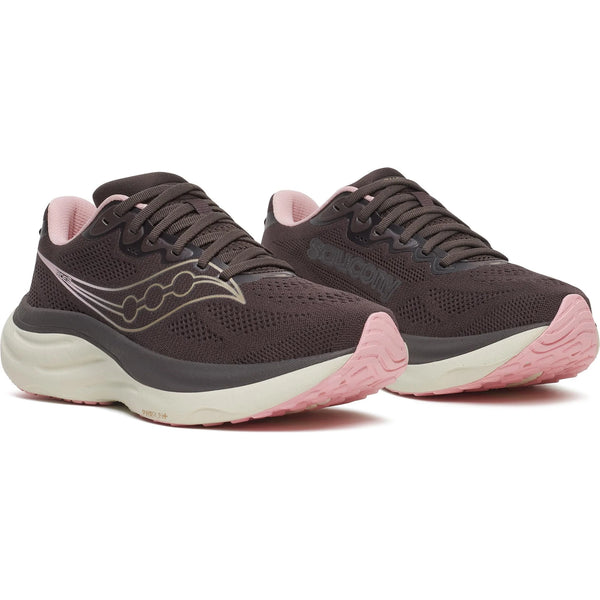 Saucony Ride 19 Dame i farven Torte/Eggshell har en mørkebrun overdel i mesh med lyserøde detaljer, hvid mellemsål og sorte snørebånd – en alsidig, neutral allround-sko. Saucony-logoet er placeret på siderne.