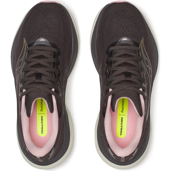 Et par Saucony Ride 19 Dame-løbesko i farven Torte/Eggshell, set ovenfra på en hvid baggrund. Den neutrale allround-sko har lyserødt indvendigt, sorte snørebånd og gulgrønne indlægssåler med påskriften »NEUTRAL«.