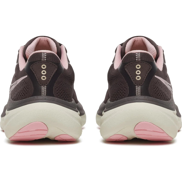 Her ses et par Saucony Ride 19 Dame i farven Torte/Eggshell set bagfra, med mesh-materiale, tre cirkulære detaljer på hælen, lyserøde og hvide såler samt et lyserødt inderfor.