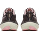 Her ses et par Saucony Ride 19 Dame i farven Torte/Eggshell set bagfra, med mesh-materiale, tre cirkulære detaljer på hælen, lyserøde og hvide såler samt et lyserødt inderfor.