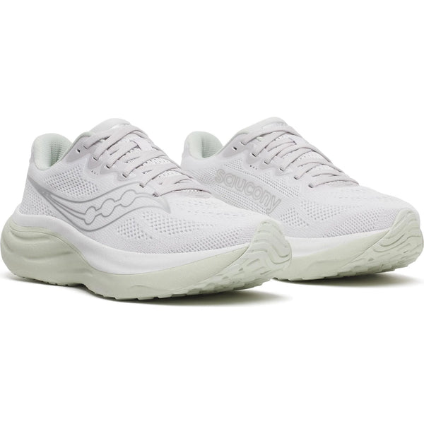 Et par Saucony Ride 19 Dame løbesko i Fog/Cast med mesh-overdel, polstrede såler og snørebånd vender fremad og lidt til siden på en almindelig hvid baggrund.