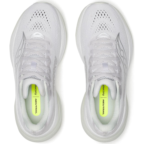 Et top-down billede af Saucony Ride 19 Dame Fog/Cast sneakers med hvid mesh-overdel, grå detaljer og grønne indlægssåler mærket SAUCONY NEUTRAL. Parret står side om side på en hvid baggrund.
