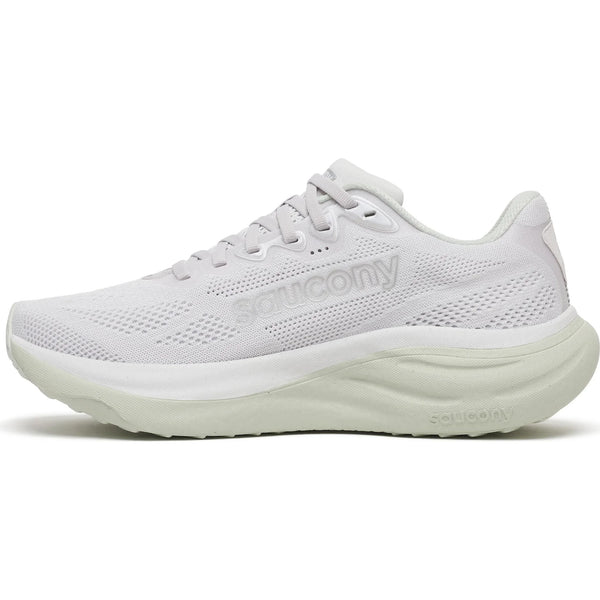 Et sidebillede af Saucony Ride 19 Dame løbesko i farven Fog/Cast, en neutral allround-løbesko med tyk buet sål, åndbart mesh-overdel og synlige snørebånd. Saucony-logo er præget på siden og sålen.