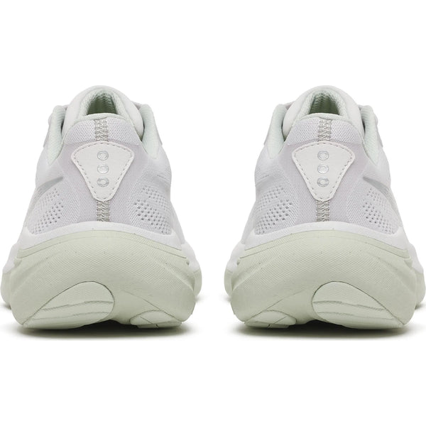 Et par Saucony Ride 19 Dame i Fog/Cast vises bagfra og fremhæver meshstof, strukturerede såler og tre små cirkulære detaljer på hælen, som giver bedre støddæmpning.