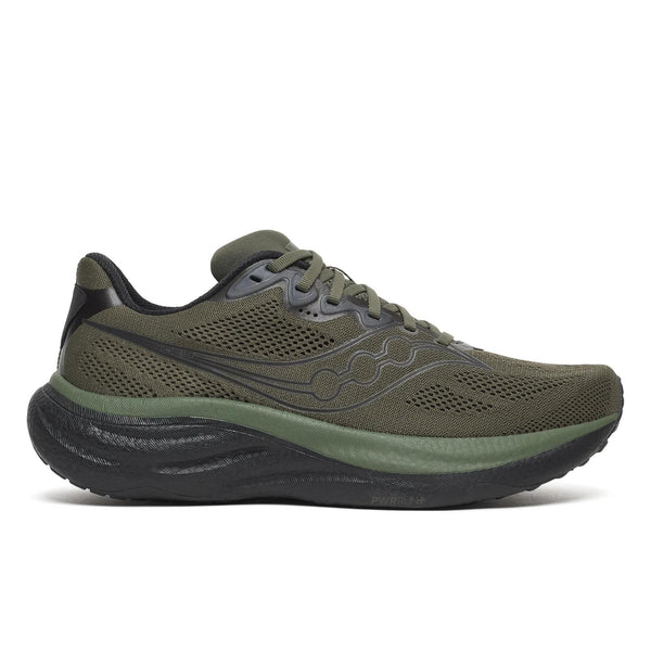 Saucony Ride 19 herresko i farven Fatigue/Black har en overdel i mesh, bølgede detaljer på siden og en struktureret sål. De neutrale allround-sko ses her set fra siden mod en hvid baggrund.