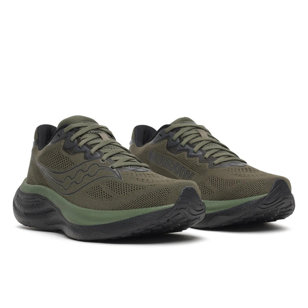 Et par Saucony Ride 19 herresko i farven fatigue/sort med overdel i mesh, snørebånd, sorte strukturerede såler og synligt logo på siden. Disse neutrale allround-sko er forsynet med Saucony Ride 19-logoet.