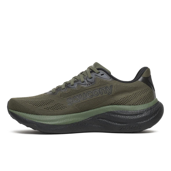 Et billede set fra siden af Saucony Ride 19 herresko i farven Fatigue/Black med overdel i mesh, matchende snørebånd og en tyk sort sål. Denne neutrale allround-sko har Saucony-logoet på siden og hælen.