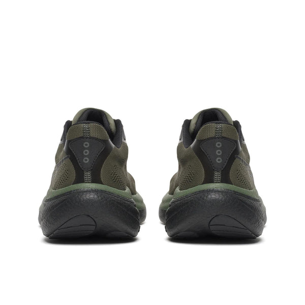 Et par Saucony Ride 19 herresko i farven Fatigue/Black set bagfra, hvor man kan se hælen, de sorte såler og mesh-detaljerne – perfekte som en neutral allround-sko til alle løbeture.