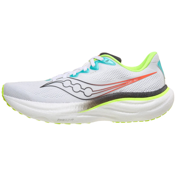 Saucony Ride 19 herreløbeskoen, i farven hvid/citron, har neongrønne og blå detaljer, et sort og orange sideelement samt en kraftig hvid sål med en diskret farveovergang ved hælen.