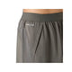 Nærbillede af en person, der bærer Asics Road 2-N-1 7In-shorts i farven Truffle Grey, med elastisk linning, sidepaneler i mesh og et lille ACTIBREEZE-mærke tæt på lommen. Billedet fokuserer på siden af shortsene og en del af taljen og fremhæver de designelementer, der er karakteristiske for Asics’ performance-tøj.