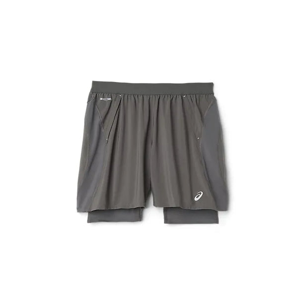 Et par ASICS Road 2-N-1 7In-shorts til mænd i farven Truffle Grey, med elastisk linning, to sidelommer, indvendigt kompressionsfor for ekstra støtte samt ASICS-logoet nederst på venstre ben på hvid baggrund. Disse alsidige 2-i-1-løbeshorts fra ASICS kombinerer komfort og funktionalitet til din træning.