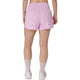 Der ses en person set bagfra iført ASICS Road 3.5In Shorts Dame i farven Hazy Lilac, beige sokker og hvide sneakers. Løbeshortsene til kvinder har to små reflekterende cirkler tæt på sømmen på en ensfarvet hvid baggrund.