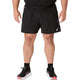 En person står med ansigtet vendt fremad iført ASICS Road 5In-shorts til mænd i farvekombinationen Performance Black/Graphite Grey. Armene hænger afslappet ned langs siden, og looket fuldendes af sorte sokker og sort-hvide løbesko. Den ensfarvede hvide baggrund skaber et rent, minimalistisk udtryk, der fremhæver disse uundværlige løbetøjsprodukter fra ASICS.