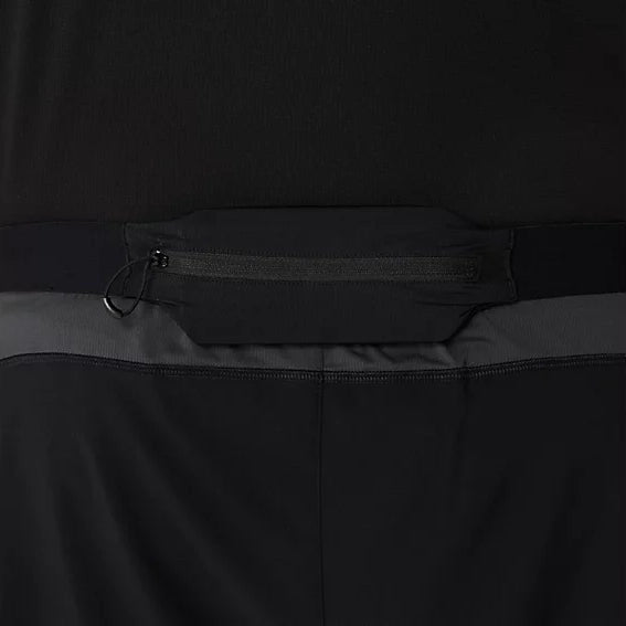 Nærbillede af den bageste linning på Asics Road 5In Shorts, Herre i farvekombinationen Performance Black/Graphite Grey, med en lille lomme med lynlås og en praktisk trækflap – ideel til sikkert at opbevare små genstande under løbetræning eller andre aktive aktiviteter. Perfekt til dem, der søger funktionelle løbeshorts til mænd, der er designet til at støtte din løbetræning.