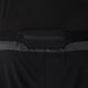 Nærbillede af den bageste linning på Asics Road 5In Shorts, Herre i farvekombinationen Performance Black/Graphite Grey, med en lille lomme med lynlås og en praktisk trækflap – ideel til sikkert at opbevare små genstande under løbetræning eller andre aktive aktiviteter. Perfekt til dem, der søger funktionelle løbeshorts til mænd, der er designet til at støtte din løbetræning.