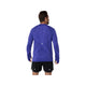 En mand kigger væk fra kameraet iført en Asics Road Seamless Ls Top, Herre, i Cobalt Burst/Eggplant med subtile teksturerede mønstre lavet af genbrugsmaterialer og sorte shorts på en hvid baggrund.
