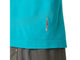 Et nærbillede af den nederste del af en blågrøn Asics Road Seamless Ls Top, Herre, Energy Aqua, hvor der er et lille reflekterende mærke med teksten ADIBREEZE, kombineret med grå sportsshorts med synlige sømme. Designet, der minder om en åndbar langærmet trøje, lægger vægt på åndbarhed og komfort, hvor kun overkroppen og en del af shortsene er synlige.